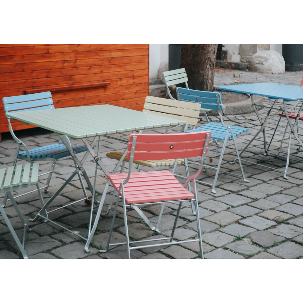 Biergartenmöbel für Gastronomie mit Stühlen und Tischen im Outdoor Bereich