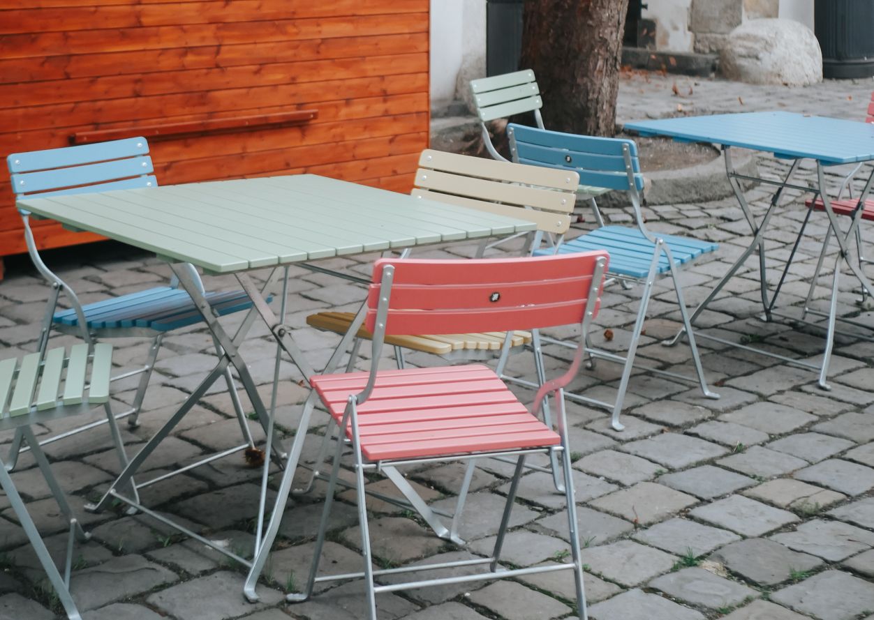 Biergartenmöbel für Gastronomie mit Stühlen und Tischen im Outdoor Bereich